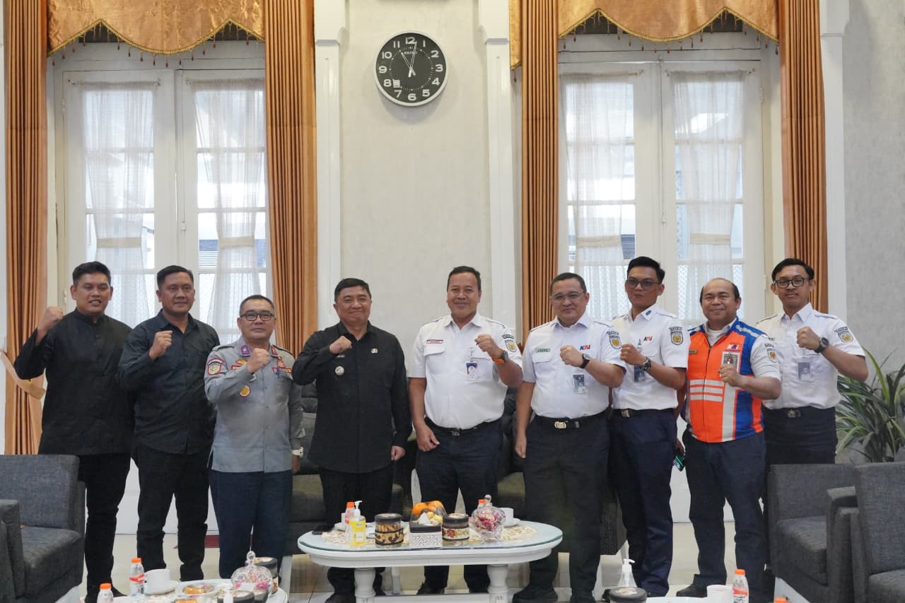 Bupati Syakur Perkuat Sinergi Keselamatan Transportasi, Pemkab Garut Terima Aset Strategis dari PT KAI