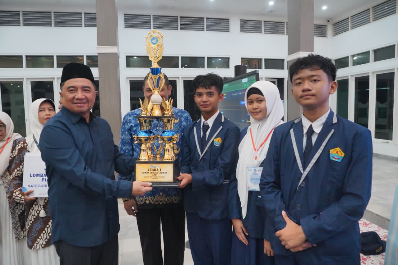 Luar Biasa ! Dari Pendopo Garut, Bupati Syakur Apresiasi Tiga Pelajar SMPN 1 Leles yang Menjuarai LCC 2026