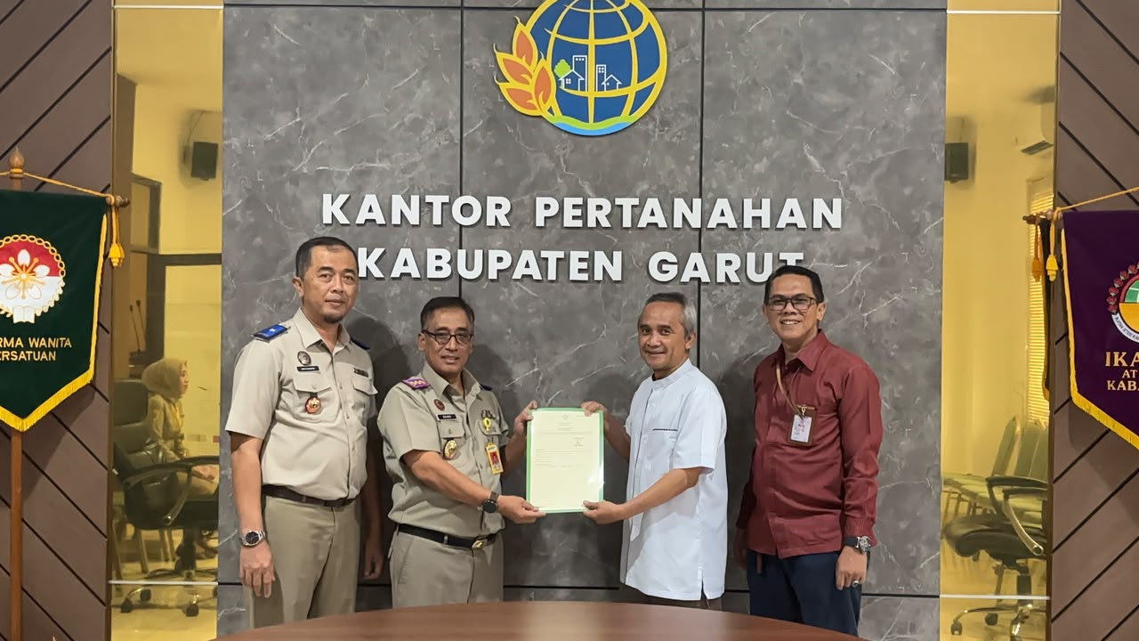 Kantah ATR/ BPN Garut Bowo Widhiono Serahkan Sertipikat Wakaf, Perkuat Kepastian Hukum Aset Pendidikan Muhammadiyah Garut